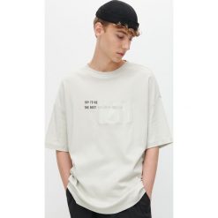 T-shirt z napisem i naszywką -. T-shirty męskie Reserved, s, z aplikacjami, bez kołnierzyka. Za 79,99 zł.