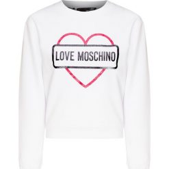 Bluza LOVE MOSCHINO. Białe bluzy damskie Love Moschino, z nadrukiem, z dzianiny, z krótkim rękawem, krótkie, bez kaptura. W wyprzedaży za 440,00 zł.