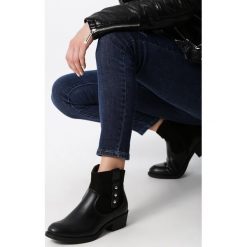 Czarne Botki Booth. Czarne botki damskie Born2be, z okrągłym noskiem, za kostkę, na niskim obcasie, na płaskiej podeszwie, z paskami. Za 119,99 zł.