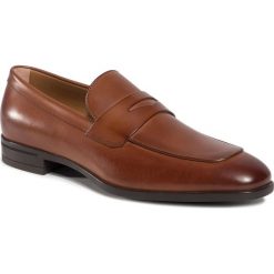 Półbuty BOSS - Kensington 50385069 10201737 01 Medium Brown 210. Pomarańczowe buty wizytowe męskie Boss, ze skóry, bez zapięcia. W wyprzedaży za 899,00 zł.