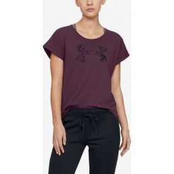 Under Armour Koszulka Fioletowy. Fioletowe koszulki damskie Under Armour, l, z nadrukiem, z bawełny, bez kołnierzyka. Za 119,95 zł.