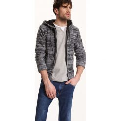 SWETER DŁUGI RĘKAW MĘSKI Z ZAMKIEM. Szare golfy męskie marki Top Secret, na lato, s, z dzianiny, z kapturem. W wyprzedaży za 59,99 zł.