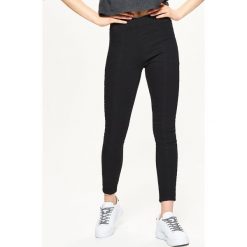 Jeansowe jegginsy z zamkiem z tyłu - Czarny. Czarne legginsy Cropp, z jeansu. Za 69,99 zł.