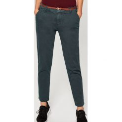 Chinosy damskie: Spodnie chino z paskiem – Khaki