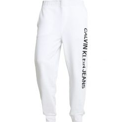 Calvin Klein Jeans INSTITUTIONAL SIDE PANTS Spodnie treningowe white. Białe spodnie dresowe męskie marki Calvin Klein Jeans, m, z bawełny. Za 419,00 zł.