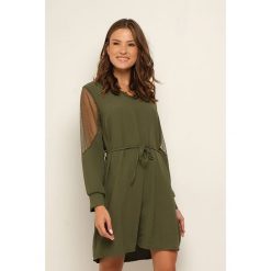 Sukienka "Samuela" w kolorze khaki. Brązowe sukienki damskie Manoukian, s, w koronkowe wzory, z koronki, midi. W wyprzedaży za 109,95 zł.
