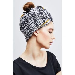Szal z nadrukiem w stylu boho. Czarne szaliki damskie Moodo, z nadrukiem, boho. Za 9,99 zł.