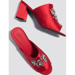 NA-KD Shoes Klapki ze zdobieniami - Red. Czerwone chodaki damskie NA-KD Shoes, z satyny, na wysokim obcasie. W wyprzedaży za 54,59 zł.