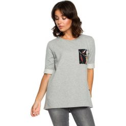 Bluzka ze wstawkami w kwiaty - szara. Szare bluzki damskie BE, s, z nadrukiem, z elastanu, eleganckie, bez kołnierzyka, bez rękawów. W wyprzedaży za 129,00 zł.