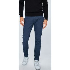 Pepe Jeans - Spodnie James. Niebieskie spodnie męskie Pepe Jeans, na co dzień, bez wzorów, z elastanu, casualowe. W wyprzedaży za 269,90 zł.