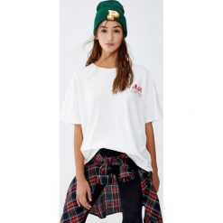 Koszulka Netflix Stranger Things z napisem. Szare koszulki damskie Pull&Bear, z napisami, bez kołnierzyka, z krótkim rękawem. Za 69,90 zł.