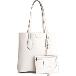 Torebka DKNY - Lg N/S Tote R83B8818 Wht Fog WFG. Białe torebki klasyczne damskie DKNY, bez wzorów, ze skóry, klasyczne, bez dodatków. W wyprzedaży za 639,00 zł.