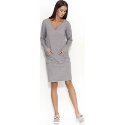 Szara Sukienka Dzianinowa z Nakładanymi Kieszeniami. Szare sukienki dresowe marki Molly.pl, na co dzień, l, z aplikacjami, z dekoltem na plecach, midi, oversize. Za 112,90 zł.