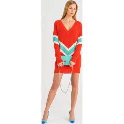 SUKIENKA Elisabetta Franchi. Czerwone sukienki damskie Elisabetta Franchi, na imprezę, z aplikacjami, z dzianiny, z włoskim kołnierzykiem, bez rękawów, mini. Za 1219,00 zł.