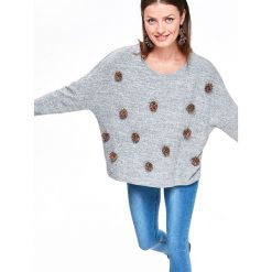 SWETER OVERSIZE Z POMPONAMI. Szare swetry oversize damskie marki Top Secret, na zimę, z aplikacjami, z dzianiny. W wyprzedaży za 29,99 zł.