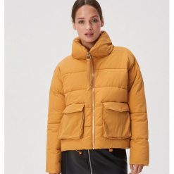 Krótka kurtka puffa z kieszeniami - Żółty. Żółte kurtki damskie Sinsay, xl, bez wzorów, krótkie, bez kaptura. Za 99,99 zł.