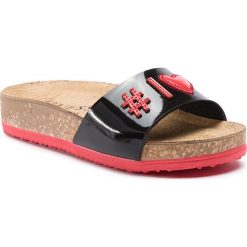 Klapki GUESS - Ashtag FI6ASH PAT19 001. Czarne sandały dziewczęce Guess, ze skóry ekologicznej, bez zapięcia. W wyprzedaży za 169,00 zł.