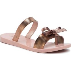 Japonki MELISSA - Love Lip Ad 32808 Pink/Rose 52932. Różowe klapki damskie Melissa, z aplikacjami, z tworzywa sztucznego, bez obcasa. Za 229,00 zł.