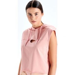 Sportowa bluzka z kapturem oversize - Różowy. Różowe topy sportowe damskie Cropp, s, bez wzorów, z kapturem, bez rękawów, z kapturem. Za 34,99 zł.
