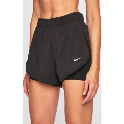 Nike - Szorty. Czarne spodenki sportowe damskie Nike, s, bez wzorów, z elastanu, sportowe, dri-fit (nike). W wyprzedaży za 119,90 zł.