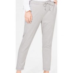 Spodnie jogger fit - Jasny szary. Szare spodnie damskie Mohito. Za 109,99 zł.