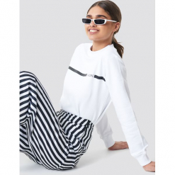 NA-KD Bluza J'adore - White. Białe bluzy rozpinane damskie NA-KD, z nadrukiem, z dresówki. Za 141,95 zł.