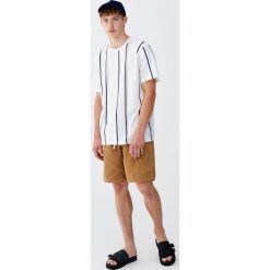 Sztruksowe bermudy z 5 kieszeniami. Szare spodenki i szorty męskie Pull&Bear, m, bez wzorów, ze sztruksu. Za 109,00 zł.