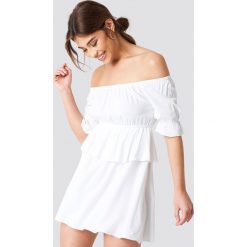 Debiflue x NA-KD Krótka sukienka z odkrytymi ramionami - White. Białe sukienki mini marki Debiflue x NA-KD, z krótkim rękawem, z odkrytymi ramionami. Za 121,95 zł.