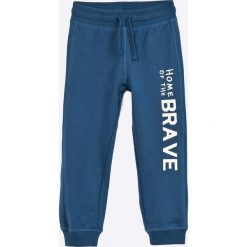 Blukids - Spodnie dziecięce 98-128 cm. Niebieskie spodnie chłopięce marki Blukids, z nadrukiem, z bawełny. W wyprzedaży za 39,90 zł.
