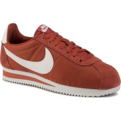 Buty NIKE - Classic Cortez Nylon 749864 805 Firewood Orange/Sail. Pomarańczowe półbuty damskie Nike, na co dzień, bez wzorów, z zamszu, bez obcasa, bez zapięcia. W wyprzedaży za 249,00 zł.
