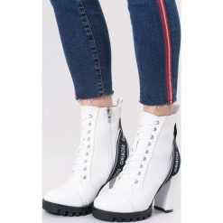 Białe Botki Bossy Girl. Białe botki damskie vices, bez obcasa, na obcasie, bez zapięcia. Za 159,99 zł.