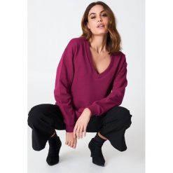 NA-KD Basic Bluza basic z dekoltem V - Purple. Fioletowe bluzy damskie marki NA-KD Basic, bez wzorów, bez rękawów, bez kaptura. W wyprzedaży za 40,38 zł.
