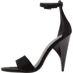 KENDALL + KYLIE EMILEE Sandały na obcasie black. Czarne sandały trekkingowe damskie marki KENDALL + KYLIE, z materiału, na obcasie. W wyprzedaży za 447,85 zł.