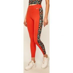 Nike - Legginsy. Czerwone spodnie damskie Nike, s, z elastanu. W wyprzedaży za 159,90 zł.