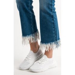 TEKSTYLNE BUTY SPORTOWE. Białe buty sportowe damskie SHELOVET, bez wzorów, bez zapięcia. Za 69,90 zł.
