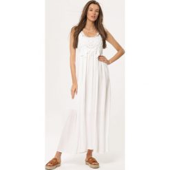 Biała Sukienka Monoarsenide. Białe sukienki damskie Born2be, s, w koronkowe wzory, z koronki, eleganckie, bez kołnierzyka, bez rękawów. Za 89,99 zł.
