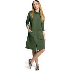 Zielona Sukienka Trapezowa przed Kolano w Sportowym Stylu z Kieszeniami. Zielone sukienki dzianinowe marki Molly.pl, na co dzień, l, z aplikacjami, sportowe, midi, oversize. Za 129,90 zł.