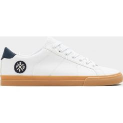 Białe tenisówki z naszywką. Białe buty sportowe męskie marki Pull&Bear, z aplikacjami, sportowe, bez zapięcia. Za 99,90 zł.