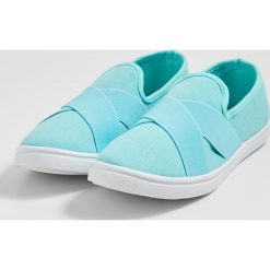 Tenisówki slip on - Turkusowy. Niebieskie trampki i tenisówki damskie Sinsay, bez wzorów, bez zapięcia. Za 39,99 zł.