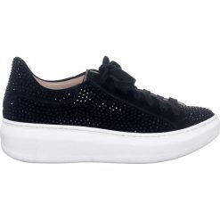 Skórzane sneakersy w kolorze czarnym. Czarne trampki i tenisówki damskie Loretta, na sznurówki. W wyprzedaży za 579,95 zł.