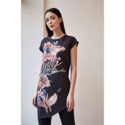 Medicine - Top by Kalina Szymkiewicz. Szare bluzki damskie marki MEDICINE, s, z nadrukiem, z bawełny, casualowe, z okrągłym kołnierzem, z krótkim rękawem. Za 69,90 zł.