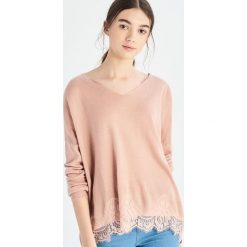 Sweter z koronkowym panelem - Różowy. Różowe swetry damskie marki Sinsay, s, bez wzorów, z koronki, bez rękawów, bez kaptura. Za 49,99 zł.