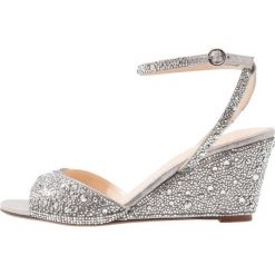 Blue by Betsey Johnson ELORA Sandały na koturnie silver. Szare rzymianki damskie Blue by Betsey Johnson, z materiału, na koturnie. Za 459,00 zł.