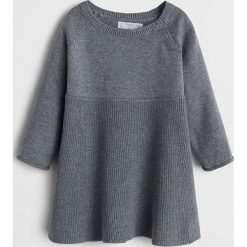 Mango Kids - Sukienka dziecięca Marlene 62-80 cm. Szare sukienki dziewczęce Mango Kids, bez wzorów, z bawełny, casualowe, bez rękawów, rozkloszowane. Za 79,90 zł.
