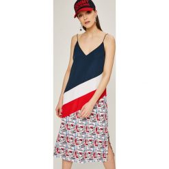 Tommy Jeans - Sukienka. Niebieskie sukienki mini damskie marki Tommy Jeans, na co dzień, s, z poliesteru, casualowe, na ramiączkach, proste. W wyprzedaży za 429,90 zł.
