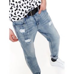 Spodnie denim dopasowane. Niebieskie spodnie męskie Top Secret, na co dzień, na lato, m, bez wzorów, z jeansu, eleganckie. W wyprzedaży za 59,99 zł.