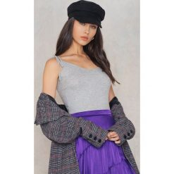 NA-KD Top Tied Band Ribbed - Grey. Szare topy damskie NA-KD, bez wzorów, z elastanu, bez kołnierzyka. Za 64,95 zł.
