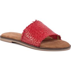 Klapki TAMARIS - 1-27113-24 Lipstick 515. Czerwone klapki damskie Tamaris, bez wzorów, ze skóry, bez obcasa, na obcasie. W wyprzedaży za 139,00 zł.