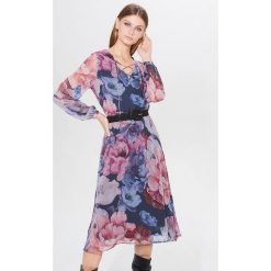 Midi sukienka w kwiaty - Niebieski. Niebieskie sukienki damskie Mohito, w kwiaty, bez kołnierzyka, bez rękawów, midi. W wyprzedaży za 129,99 zł.