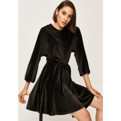 Answear - Sukienka. Czarne sukienki damskie ANSWEAR, s, w paski, z poliesteru, z okrągłym kołnierzem, z długim rękawem, długie, mini, rozkloszowane. W wyprzedaży za 69,90 zł.